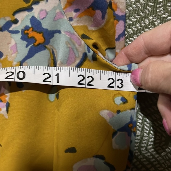 Logo instant chic size large blouse EUC - Picture 10 of 10